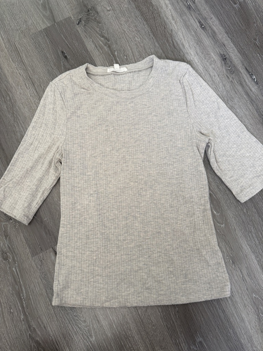 Splendid Ribbed Stretch Short-Sleeve Crewneck Top in Light Gray Small